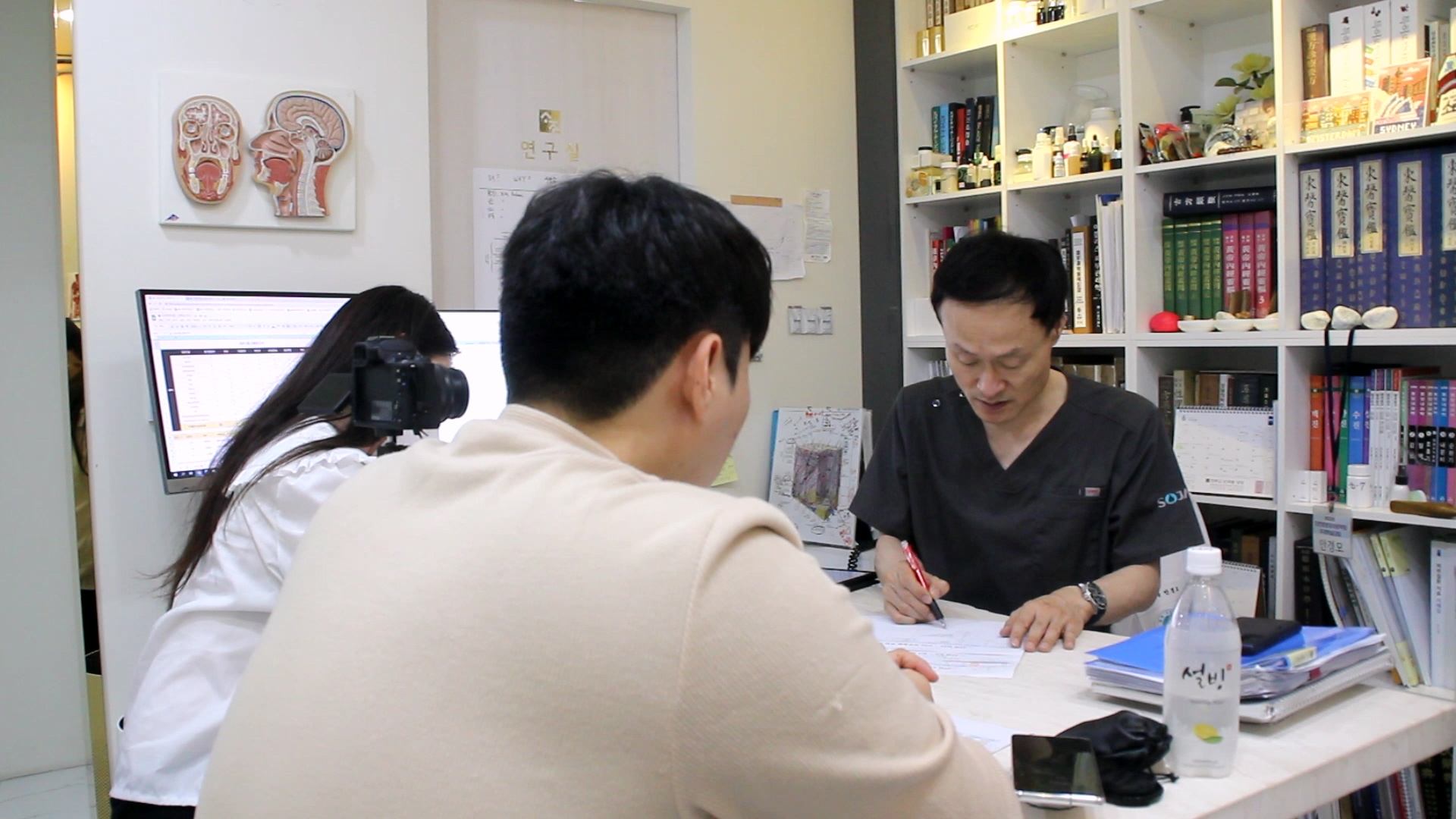 메디플라톤 전문 상담사가 병의원 원장님과 금융 상담을 진행하는 모습